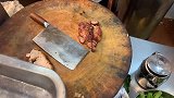 街头这个开了几十年的老店，秘制叉烧排骨远近闻名，买点下酒
