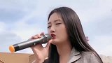 女歌手唱首《野花香》，人美极了，唱进你的心里了吗