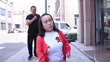 小伙拿走袖珍女孩的快递，还好快递大哥出招，轻松拿回