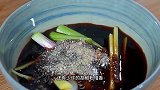 不知道吃什么的时候，你就做这道酱油手撕鸡，只需一个电饭煲搞定