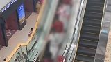 商场内大妈在电梯上拍视频，并阻止了路人的正常通行