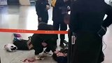 旅客突然晕倒，好心人看见紧急出手急救