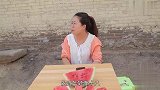 小两口卖西瓜，买奔驰西瓜送西瓜串，智商太逗了
