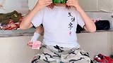 姐姐看见弟弟腰间的钞票想套路,看她怎么做的,网友这是个高手