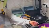 女子全副武装学做菜，用白菜做面具