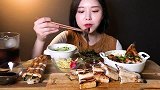 小姐姐吃烤鳗鱼、米饭，发出的咀嚼声，感觉味道美滋滋