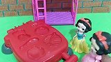 小雪儿喜欢吃汉堡，白雪就给小雪儿做了一个大汉堡！