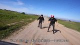 小伙模仿阿拉丁“飞毯”，在汽车后作死玩耍，网友：鬼火少年一样