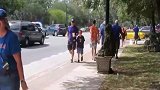 街头恶搞，男子假扮草人吓路人，真是太坏了