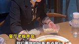 男子外出打工没找到工作，餐厅老板为男子打包饭菜