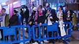 死忠球迷赛后苦苦等待总裁 C罗驾车离开潇洒挥手致意