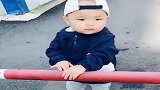 下楼就直奔地上的纸壳，以为要拿着玩，结果出乎意料！