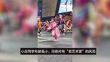 7岁小女孩英歌舞表演中途掉鞋，看都不看一脸淡定跳完全程，网友直呼：大将风范