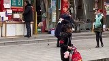 儿子因贪玩跟丢，妈妈再次看到儿子时又打又骂最后一幕，让人泪目。