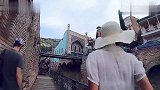 小哥的动作太可爱了，路人都被吓笑了，笑死我了