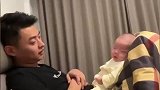 看爸爸那手足无措的样子