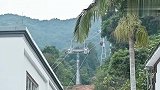 表妹第一次搭缆车，就是为了到山顶上去找美食