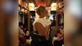 女孩穿露背装在有轨电车拍照遭斥责：没影响别人 想留下回忆