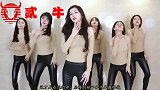 位小姐姐很漂亮，我更喜欢戴眼镜的妹子，那才是天生媚骨天花板
