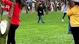 女子为了拍视频，疯狂摇晃樱花树大片花瓣掉落