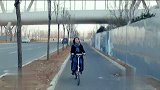 美女故意撞倒老人，结果老人却说是开车的人撞的