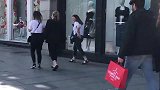 国外街头恶搞，男子伪装成模特吓路人，街上充满了欢笑