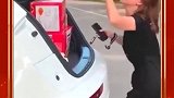 我第一次开我丈夫的车，我甚至不能关上后备箱
