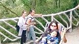 女子出千元请轿夫抬母子俩上山