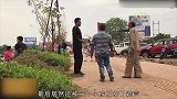 国外小哥整蛊路人，居然坐起了透明椅子，路人反应太搞笑了