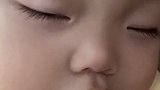熊孩子两眼放光，闻到吃的就醒了