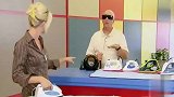 国外恶搞：电话响起时，盲人拿起熨斗接听，当场被烫的鬼哭狼嚎！