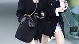 这两个小姐妹的气质非常平衡，这是男孩们回头看两次的那种吗
