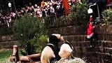 女孩不慎掉入熊猫园，万分惊险时，3只熊猫的举动笑翻众人