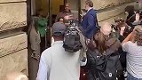 表情凝重！比卢普斯被提审完离开法院画面曝光