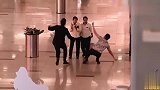 国外恶搞假装天花板坠落，我差点就信以为真了！