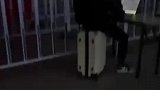 男生在高铁站外，迎寒风敲二小时代码