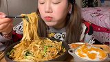 小姐姐你喜欢吃炒米粉和泡菜，能把橘子酸奶让我尝一口吗