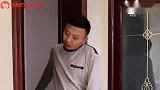 三只狗草地三结义，金毛排老大，整的是有模有样