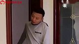 三只狗草地三结义，金毛排老大，整的是有模有样