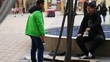 堪比安检！补习学校防止学生带手机翻箱脱鞋检查