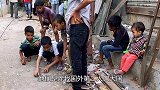 印度最大贫民窟，在水管里睡隐私全无，生活环境糟糕令人想吐！