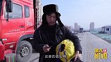 农民工着急回家，却在路边捡到钱包，农民工的做法很感人