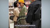 范冰冰与神秘男伴高调“露富”穿天鹅大衣购物，连包包都镶满了钻