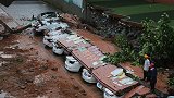 江西一学校围墙暴雨中倒塌 11辆车并排被拍扁