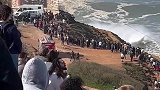 开始我以为大家围观的是这滔天巨浪，看了会原来是这样