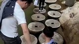 小男孩过桥就是不让爸爸牵，结果掉钱眼里了