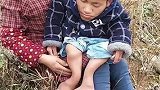 24岁了还要妈妈抱，妈妈辛苦了