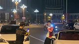 小伙前一秒特别瞧不起他，下一秒却尴尬一脸，太扎心了！