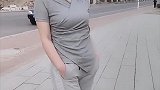 公园街拍：小姐姐灰色休闲装，配上高跟鞋，真好看