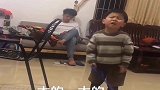3岁儿子吃醋，教训妈妈只管自己老公不爱他，这口才真绝了